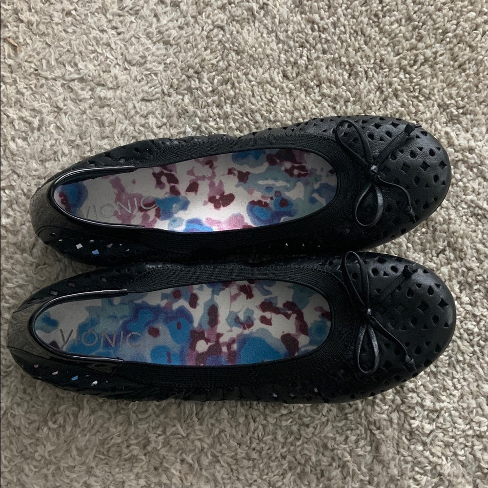 VIONIC Spark Surin Perforated Black Leather Slip On Ballet Flats Shoes Size 6.5